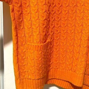 Super comfy light sweater perfect for spring or fall .